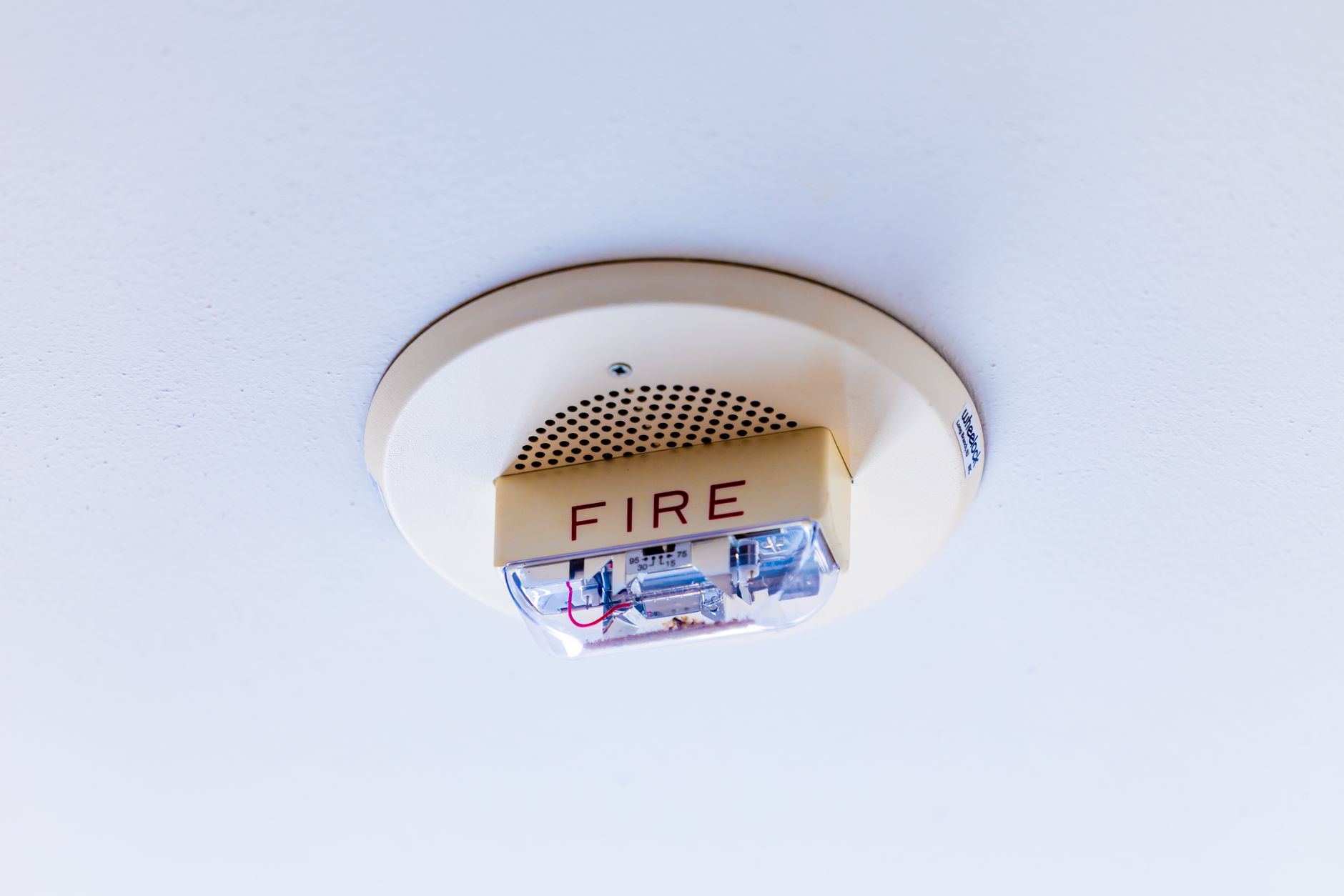 Detector de humo por aspiración montado en techo de oficina moderna en Panamá