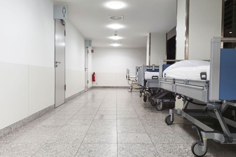 Quirófano moderno en hospital panameño con rociador en techo y equipo médico