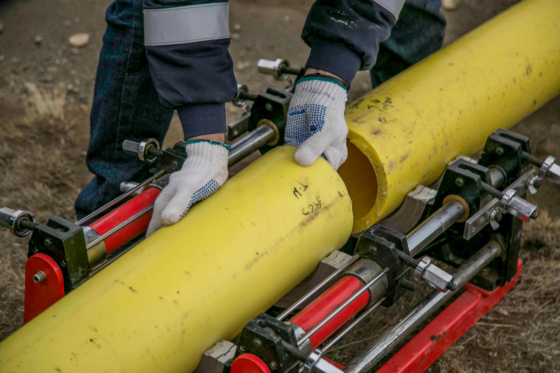 Técnico instalando sistema de rociadores automáticos en techo industrial