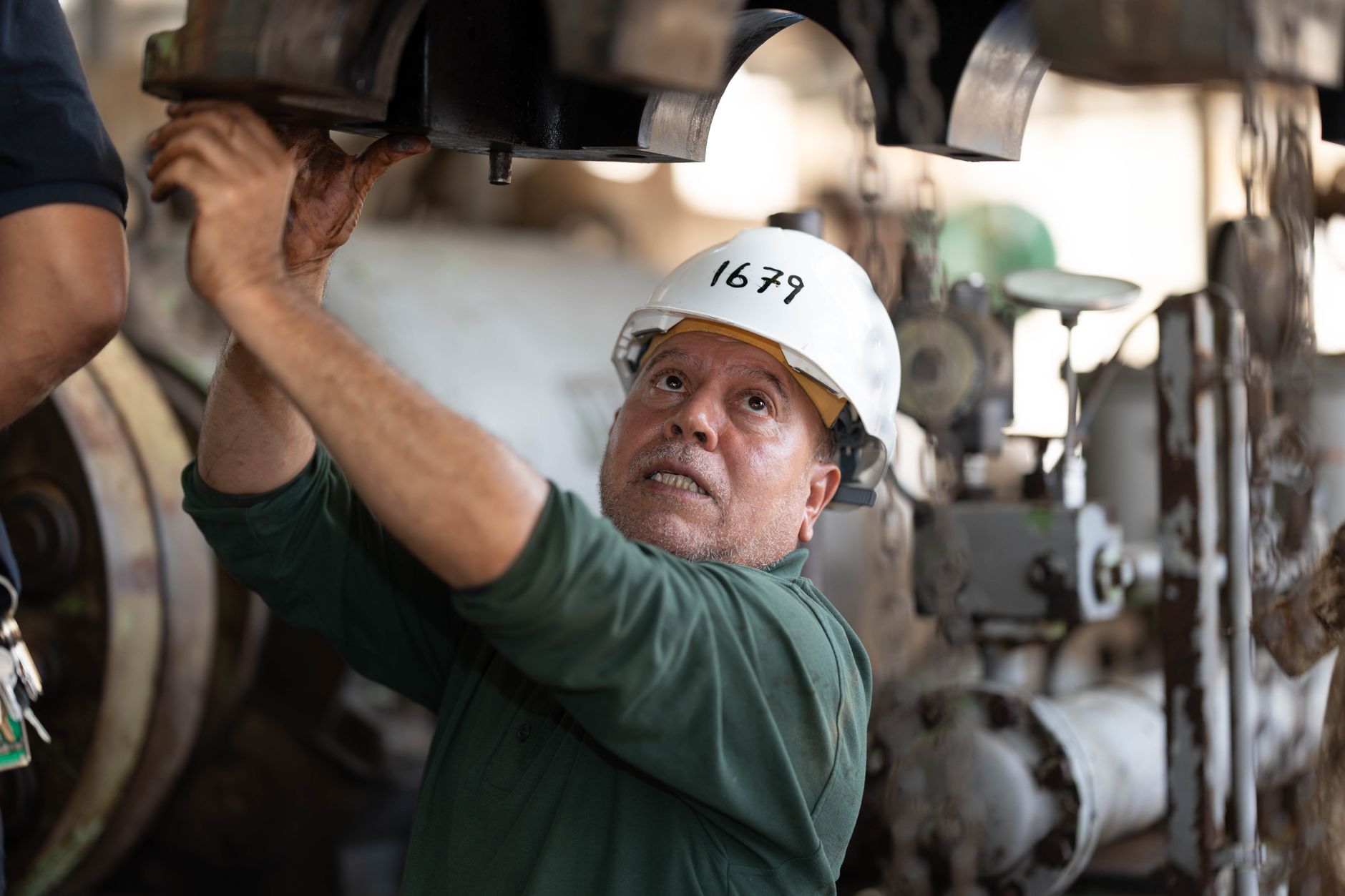 Ingeniero realizando mantenimiento preventivo a sistema de rociadores según NFPA 25